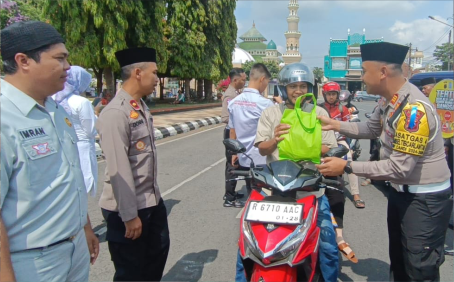 Polres Purbalingga menyelanggarakan aksi simpatik dalam rangka memperingati Hari Santri Nasional tahun 2024 yang menjadi satu rangkaian kegiatan Operasi Zebra Candi 2024, Selasa 22 Oktober 2024.