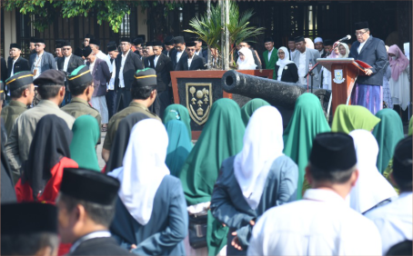 Pelaksana Tugas (Plt) Bupati Purbalingga, H Sudonosaat menjadi Inspektur Upacara Hari Santri Nasional (HSN) di Kabupaten Purbalingga, di Halaman Pendapa Dipokusumo, Selasa 22 Oktober 2024 Pelaksana Tugas (Plt) Bupati Purbalingga, H Sudonosaat menjadi Inspektur Upacara Hari Santri Nasional (HSN) di Kabupaten Purbalingga, di Halaman Pendapa Dipokusumo, Selasa 22 Oktober 2024