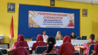 Kepala SMP Negeri 1 Padamara, Titik Widajati membuka kegiatan Pendidikan Dasar Jurnalistik untuk redaksi majalah sekolah Pelita, di sekolah setempat, Kamis 3 Oktober 2024