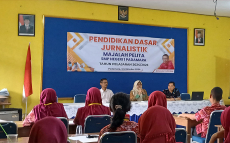 Kepala SMP Negeri 1 Padamara, Titik Widajati membuka kegiatan Pendidikan Dasar Jurnalistik untuk redaksi majalah sekolah Pelita, di sekolah setempat, Kamis 3 Oktober 2024