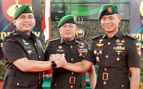 Letkol Inf Untung Iswahyudi, S.Sos., M.Hum., M.Han berdiri sebelah kanan resmi menjabat Dandim 0702/Purbalingga