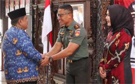 Pelaksana Tugas (Plt) Bupati Purbalingga H Sudono menyambut hangat kedatangan Komandan Distrik Militer (Dandim) 0702/Purbalingga, Letkol Inf Untung Iswahyudi dalam acara Penyambutan Dandim 0702/Purbalingga, di Pendapa Dipokusumo, Kamis 17 Oktober 2024. Pelaksana Tugas (Plt) Bupati Purbalingga H Sudono menyambut hangat kedatangan Komandan Distrik Militer (Dandim) 0702/Purbalingga, Letkol Inf Untung Iswahyudi dalam acara Penyambutan Dandim 0702/Purbalingga, di Pendapa Dipokusumo, Kamis 17 Oktober 2024.