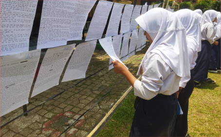 Para siswa SMP Negeri 3 Kutasari antusias mengikuti Festival Literasi Sekolah bertemakan "Menguatkan Bahasa Membangun Budaya”.