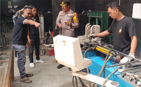 Kapolres Purbalingga, AKBP Rosyid Hartanto bersama Asosiasi Pengrajin Knalpot PurbaIingga (Apik Bangga) akan terus berdampingan mendukung proses perizinan dan sertifikasi knalpot PurbaIingga. Kapolres Purbalingga, AKBP Rosyid Hartanto bersama Asosiasi Pengrajin Knalpot PurbaIingga (Apik Bangga) akan terus berdampingan mendukung proses perizinan dan sertifikasi knalpot PurbaIingga.