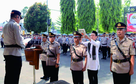 Kapolres Purbalingga AKBP Rosyid Hartanto memimpin upacara serah terima jabatan (Sertijab) Kapolsek Mrebet, Kapolsek Pengadegan dan Kapolsek Rembang, di halaman Mapolres Purbalingga, Rabu 16 Oktober 2024 pagi Kapolres Purbalingga AKBP Rosyid Hartanto memimpin upacara serah terima jabatan (Sertijab) Kapolsek Mrebet, Kapolsek Pengadegan dan Kapolsek Rembang, di halaman Mapolres Purbalingga, Rabu 16 Oktober 2024 pagi