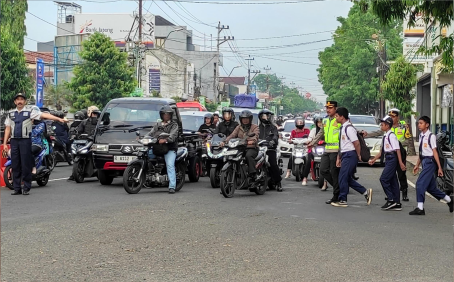 Kapolres Purbalingga AKBP Rosyid Hartanto turut membantu mengamankan dan mengatur arus lalu lintas di Simpang Empat Kodim PurbaIingga, usai apel gabungan Pengamanan AG pagi, di Alun-alun Purbalingga, Senin 28 Oktober 2024. Kapolres Purbalingga AKBP Rosyid Hartanto turut membantu mengamankan dan mengatur arus lalu lintas di Simpang Empat Kodim PurbaIingga, usai apel gabungan Pengamanan AG pagi, di Alun-alun Purbalingga, Senin 28 Oktober 2024.