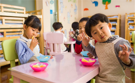 Lembaga Penitipan Anak (day care) bagi anak-anak yang orang tuanya bekerja.