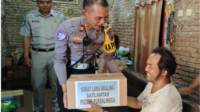 Kasat Lantas Polres Purbalingga AKP Arief Wiranto melalui Kanit Gakkum Iptu Arif Trianto menyerahkan bantuan dalam rangka program peduli korban kecelakaan lalu lintas Satlantas Polres Purbalingga dan PT Jasa Raharja Persero kepada Yuniardi Tri Hermawan (47) warga Desa Lambur, Kecamatan Mrebet, Kabupaten PurbaIingga, Kamis 17 Oktober 2024 Kasat Lantas Polres Purbalingga AKP Arief Wiranto melalui Kanit Gakkum Iptu Arif Trianto menyerahkan bantuan dalam rangka program peduli korban kecelakaan lalu lintas Satlantas Polres Purbalingga dan PT Jasa Raharja Persero kepada Yuniardi Tri Hermawan (47) warga Desa Lambur, Kecamatan Mrebet, Kabupaten PurbaIingga, Kamis 17 Oktober 2024