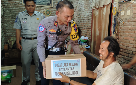 Kasat Lantas Polres Purbalingga AKP Arief Wiranto melalui Kanit Gakkum Iptu Arif Trianto menyerahkan bantuan dalam rangka program peduli korban kecelakaan lalu lintas Satlantas Polres Purbalingga dan PT Jasa Raharja Persero kepada Yuniardi Tri Hermawan (47) warga Desa Lambur, Kecamatan Mrebet, Kabupaten PurbaIingga, Kamis 17 Oktober 2024 Kasat Lantas Polres Purbalingga AKP Arief Wiranto melalui Kanit Gakkum Iptu Arif Trianto menyerahkan bantuan dalam rangka program peduli korban kecelakaan lalu lintas Satlantas Polres Purbalingga dan PT Jasa Raharja Persero kepada Yuniardi Tri Hermawan (47) warga Desa Lambur, Kecamatan Mrebet, Kabupaten PurbaIingga, Kamis 17 Oktober 2024