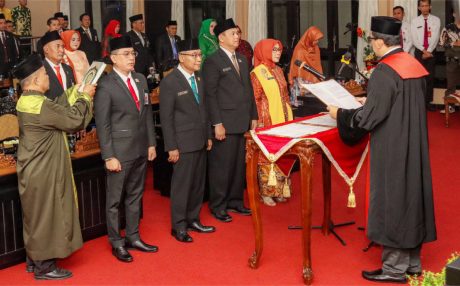 Pimpinan DPRD Purbalingga periode 2024-2029 melakukan pengucapan sumpah/janji dalam rapat paripurna, Jumat Jumat 11 Oktober 2024. Foto: DPRD Purbalingga