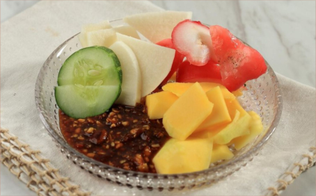 Rujak Buah Makanan Pilihan Saat Berkumpul Bersama Keluarga Rujak Buah Makanan Pilihan Saat Berkumpul Bersama Keluarga