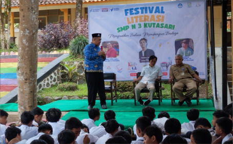 Kepala SMP Negeri 3 Kutasari, Priyanto saat membuka seminar bahasa dalam rangka Festival Literasi Sekolah bertemakan "Menguatkan Bahasa Membangun Budaya”. Senin 28 Oktober 2024 Kepala SMP Negeri 3 Kutasari, Priyanto saat membuka seminar bahasa dalam rangka Festival Literasi Sekolah bertemakan "Menguatkan Bahasa Membangun Budaya”. Senin 28 Oktober 2024