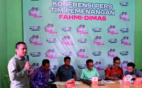 Tim hukum pasangan calon Bupati Purbalingga dan Wakil Bupati Fahmi Muhammad Hanif-Dimas Prasetyahani (Fahmi-Dimas) saat saat konferensi pers, di Posko Pemenangan Fahmi-Dimas, Selasa 15 Oktober 2024