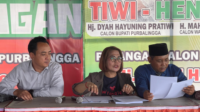Tim Hukum Tiwi-Hendra, Endang Yulianti saat memberikan keterangan pers kepada wartawan, di Posko Pemenangan Tiwi-Hendra, Selasa 8 Oktober 2024. Tim Hukum Tiwi-Hendra, Endang Yulianti saat memberikan keterangan pers kepada wartawan, di Posko Pemenangan Tiwi-Hendra, Selasa 8 Oktober 2024.