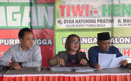 Tim Hukum Tiwi-Hendra, Endang Yulianti saat memberikan keterangan pers kepada wartawan, di Posko Pemenangan Tiwi-Hendra, Selasa 8 Oktober 2024. Tim Hukum Tiwi-Hendra, Endang Yulianti saat memberikan keterangan pers kepada wartawan, di Posko Pemenangan Tiwi-Hendra, Selasa 8 Oktober 2024.