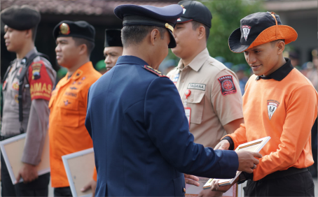 Komandan UBALOKA Purbalingga, Nur Khabib Malik Fajar menerima penghargaan dari Pemkab Purbalingga usai Upacara Peringatan Hari Sumpah Pemuda ke-96 di Halaman Pendapa Dipokusumo, Senin 28 Oktober 2024. Penghargaan ini sebagai apresiasi telah berhasil menyelamatkan Naomi Daviola Steyanie (Vio), seorang pelajar SMKN 3 Kota Semarang yang tersesat saat mendaki Gunung Slamet pada 8-9 Oktober 2024. Komandan UBALOKA Purbalingga, Nur Khabib Malik Fajar menerima penghargaan dari Pemkab Purbalingga usai Upacara Peringatan Hari Sumpah Pemuda ke-96 di Halaman Pendapa Dipokusumo, Senin 28 Oktober 2024. Penghargaan ini sebagai apresiasi telah berhasil menyelamatkan Naomi Daviola Steyanie (Vio), seorang pelajar SMKN 3 Kota Semarang yang tersesat saat mendaki Gunung Slamet pada 8-9 Oktober 2024.
