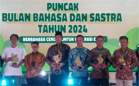 Plt Direktur Utama Perusahaan Umum Daerah (Perumda) Objek Wisata Air Bojongsari (Owabong) Purbalingga, Eko Susilo (paling kanan) usai menerima Penghargaan Wajah Bahasa Lembaga Tingkat Nasional tahun 2024 dari Badan Pengembangan dan Pembinaan Bahasa Kementerian Pendidikan Dasar dan Menengah (Badan Bahasa Kemendikdasmen, di Hotel Sultan Jakarta, Senin 28 Oktober 2024 malam. Plt Direktur Utama Perusahaan Umum Daerah (Perumda) Objek Wisata Air Bojongsari (Owabong) Purbalingga, Eko Susilo (paling kanan) usai menerima Penghargaan Wajah Bahasa Lembaga Tingkat Nasional tahun 2024 dari Badan Pengembangan dan Pembinaan Bahasa Kementerian Pendidikan Dasar dan Menengah (Badan Bahasa Kemendikdasmen, di Hotel Sultan Jakarta, Senin 28 Oktober 2024 malam.