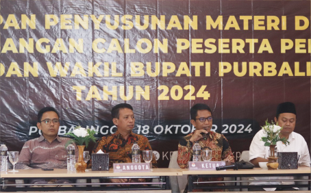Komisi Pemilihan Umum (KPU) Kabupaten Purbalingga mempersiapkan debat antar pasangan calon peserta Pemilihan Bupati dan Wakil Bupati Purbalingga Tahun 2024, di Hotel Grand Braling, Jumat 18 Oktober 2024. Komisi Pemilihan Umum (KPU) Kabupaten Purbalingga mempersiapkan debat antar pasangan calon peserta Pemilihan Bupati dan Wakil Bupati Purbalingga Tahun 2024, di Hotel Grand Braling, Jumat 18 Oktober 2024.