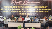 Komisi Pemilihan Umum (KPU) Kabupaten Purbalingga memperkenalkan tim panelis debat antar pasangan calon peserta Pemilihan Bupati dan Wakil Bupati Purbalingga Tahun 2024, di Hotel Grand Braling, Jumat 18 Oktober 2024. Komisi Pemilihan Umum (KPU) Kabupaten Purbalingga memperkenalkan tim panelis debat antar pasangan calon peserta Pemilihan Bupati dan Wakil Bupati Purbalingga Tahun 2024, di Hotel Grand Braling, Jumat 18 Oktober 2024.