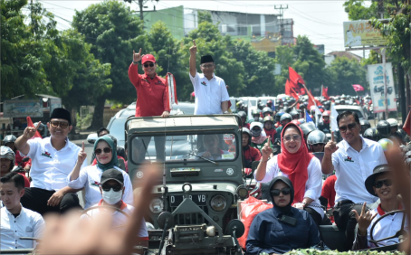 Ketua DPC PDIP HR Bambang Irawan dan Ketua DPC PKB Purbalingga Aman Waliyudin dengan mengendarai mobil menuju lokasi kampanye.