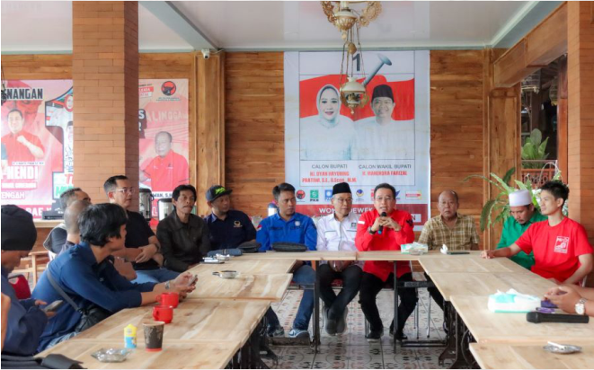 Ketua DPC PDIP Purbalingga HR Bambang Irawan didampingi Ketua DPC PKB Purbalingga Aman Waliyudin serta perwakilan parpol pengusung dan Ketua Tim Pemenangan Tiwi-Hendra, dalam keterangan pers, Senin 25 November 2024.