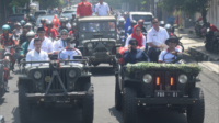 Paslon Tiwi-Hendra tek henti menyapa dan membagikan kaos kepada masyarakat yang antusias berdiri berjajar sepanjang jalan sebelum menuju lokasi kampaye terbuka bertajuk Pesta Rakyat Perwira, Minggu 17 November 2024. Paslon Tiwi-Hendra tek henti menyapa dan membagikan kaos kepada masyarakat yang antusias berdiri berjajar sepanjang jalan sebelum menuju lokasi kampaye terbuka bertajuk Pesta Rakyat Perwira, Minggu 17 November 2024.