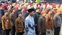 Para Guru di Kabupaten Purbalingga menyelenggarakan upacara peringatan Hari Guru Nasional (HGN) Tahun 2024 dan Hari Ulang Tahun (HUT) ke-79 Persatuan Guru Republik Indonesia (PGRI) di Halaman Pendopo Dipokusumo, Senin 25 November 2024. Para Guru di Kabupaten Purbalingga menyelenggarakan upacara peringatan Hari Guru Nasional (HGN) Tahun 2024 dan Hari Ulang Tahun (HUT) ke-79 Persatuan Guru Republik Indonesia (PGRI) di Halaman Pendopo Dipokusumo, Senin 25 November 2024.
