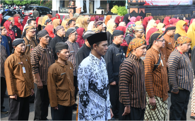 Para Guru di Kabupaten Purbalingga menyelenggarakan upacara peringatan Hari Guru Nasional (HGN) Tahun 2024 dan Hari Ulang Tahun (HUT) ke-79 Persatuan Guru Republik Indonesia (PGRI) di Halaman Pendopo Dipokusumo, Senin 25 November 2024. Para Guru di Kabupaten Purbalingga menyelenggarakan upacara peringatan Hari Guru Nasional (HGN) Tahun 2024 dan Hari Ulang Tahun (HUT) ke-79 Persatuan Guru Republik Indonesia (PGRI) di Halaman Pendopo Dipokusumo, Senin 25 November 2024.