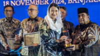Wakil Menteri Perdagangan RI, Dyah Roro Esti Widya Putri menyerahkan secara langsung kepada Plt Bupati Purbalingga H Sudono dalam acara Penganugerahan Penghargaan Perlindungan Konsumen 2024 di Kota Banjarmasin, Kalimantan Selatan, Senin 18 November 2024