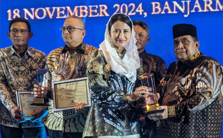 Wakil Menteri Perdagangan RI, Dyah Roro Esti Widya Putri menyerahkan secara langsung kepada Plt Bupati Purbalingga H Sudono dalam acara Penganugerahan Penghargaan Perlindungan Konsumen 2024 di Kota Banjarmasin, Kalimantan Selatan, Senin 18 November 2024 Wakil Menteri Perdagangan RI, Dyah Roro Esti Widya Putri menyerahkan secara langsung kepada Plt Bupati Purbalingga H Sudono dalam acara Penganugerahan Penghargaan Perlindungan Konsumen 2024 di Kota Banjarmasin, Kalimantan Selatan, Senin 18 November 2024