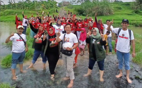 Komunitas Relawan Teman Andika Perkasa (TAP) dan Bergerak Bersama Lanjutkan (BBL) menebar benih ikan dan menanam pohon di Desa Tejasari, Kecamatan Kaligondang, Kabupaten Purbalingga.