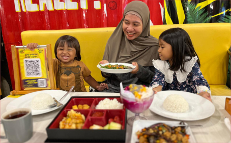 Penikmat kuliner, Esi Saputri menikmati Kangkung Bakar kuliner olahan tangan kreatif yang bergizi dan lezat di Rita Supermall Purwokerto.