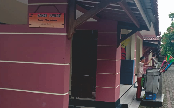 Managemen Hotel Owabong Purbalingga telah menerapkan contoh baik pengutamaan bahasa Indonesia, bahasa daerah, dan bahasa asing di ruang publik.