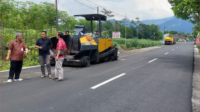 Pemkab Purbalingga Alokasikan Rp 36 Miliar untuk Perbaikan Jalan Pelaksana Tugas (Plt) Kepala Dinas Pekerjaan Umum dan Tata Ruang (DPU-PR) Purbalingga, Helmy Setijadi, saat pengecekan pelaksanaan perbaikan berkala ruas jalan di Purbalingga, Rabu 6 November 2024