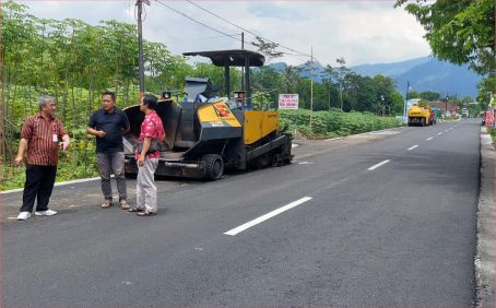 Pemkab Purbalingga Alokasikan Rp 36 Miliar untuk Perbaikan Jalan Pelaksana Tugas (Plt) Kepala Dinas Pekerjaan Umum dan Tata Ruang (DPU-PR) Purbalingga, Helmy Setijadi, saat pengecekan pelaksanaan perbaikan berkala ruas jalan di Purbalingga, Rabu 6 November 2024