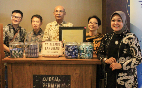 Permen Davos Purbalingga Raih Penghargaan Siddhakarya Award Pj Gubernur Jawa Tengah Nana Sudjana memberikan penghargaan Siddhakarya Award dalam kategori unggul kepada PT Slamet Langgeng Purbalingga produsen permen Davos di Hotel MG Setos, Semarang pada 29 Oktober 2024.