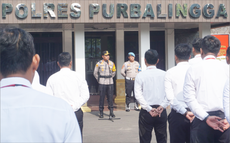 Kapolres Purbalingga AKBP Rosyid Hartanto saat memimpin apel pagi, di Mapolres Purbalingga, Selasa 19 November 2024 Kapolres Purbalingga AKBP Rosyid Hartanto saat memimpin apel pagi, di Mapolres Purbalingga, Selasa 19 November 2024