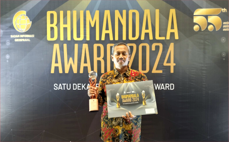 Asisten Bidang Pemerintah dan Kesra, Mukodam saat mewakili Pemerintah Kabupaten Purbalingga usai menerima penghargaan Bumandala Awards kategori kinerja simpul jaringan (Simojang).