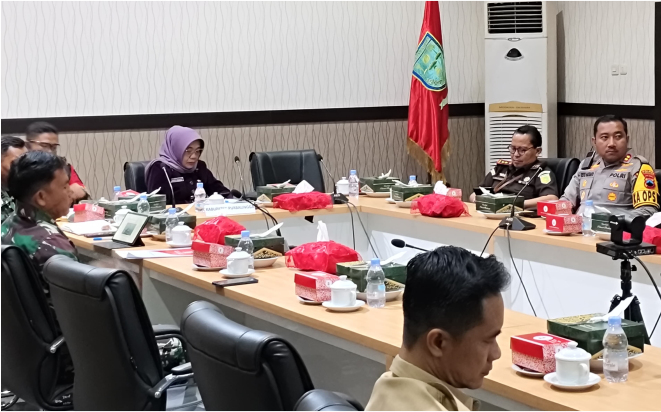 Sekda Kabupaten Purbalingga, Herni Sulasti beserta Forkopimda dan OPD terkait mengikuti rapat koordinasi persiapan Pilkada Serentak 2024 secara daring di Ruang Rapat Bupati Purbalingga, Senin 25 November 2024. Sekda Kabupaten Purbalingga, Herni Sulasti beserta Forkopimda dan OPD terkait mengikuti rapat koordinasi persiapan Pilkada Serentak 2024 secara daring di Ruang Rapat Bupati Purbalingga, Senin 25 November 2024.