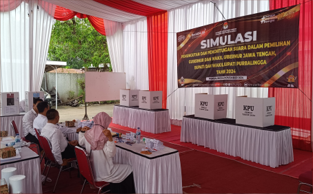 KPU Kabupaten Purbalingga menyelanggarakan Simulasi Pemungutan dan Penghitungan Suara dalam rangka Pemilihan Gubernur dan Wakil Gubernur Jawa Tengah serta Bupati dan Wakil Bupati Purbalingga Tahun 2024, di halaman Kantor KPU Kabupaten Purbalingga, Sabtu 9 November 2024.