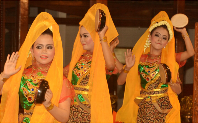 Tarian Lengkem yang merupakan akronim dari Lengger Kempreng. Tarian ini hasil koreografi Juniarti dari sanggar Tari Puri Beksa Penaruban, Kaligondang pada tahun 2010 Tarian Lengkem yang merupakan akronim dari Lengger Kempreng. Tarian ini hasil koreografi Juniarti dari sanggar Tari Puri Beksa Penaruban, Kaligondang pada tahun 2010