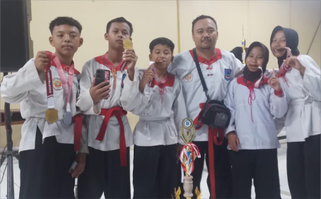 Tim Merpati Putih SMP Negeri 3 Kutasari berprestasi gemilang dalam Kejuaraan Antar Kelompok Latihan (Kejurlat) Merpati Putih Piala Kadinporapar Purbalingga, di SMK YPT 2 Purbalingga pada tanggal 9-10 November 2024.