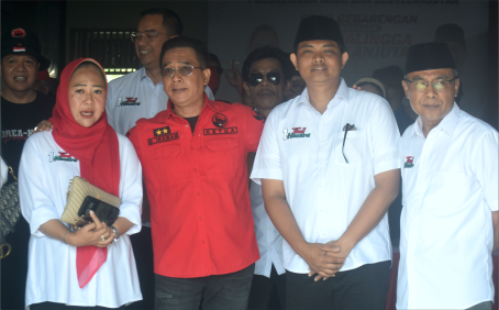 Ketua DPC PDIP Purbalingga HR Bambang Irawan saat melepas ribuan peserta kampanye terbuka, dari Posko Kemenangan Tiwi-Hendra di depan Grand Hotel Braling, Minggu 17 November 2024