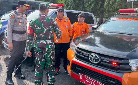Personel gabungan di Kabupaten Purbalingga yang terdiri dari unsur TNI, Polri, Basarnas, Pemkab Purbalingga, Organisasi Kemanusiaan dan Ormas-ormas melaksanakan Apel Gelar Pasukan Kesiapsiagaan Bencana, di jalan lingkar Alun-alun Purbalingga, Jumat 22 November 2024.