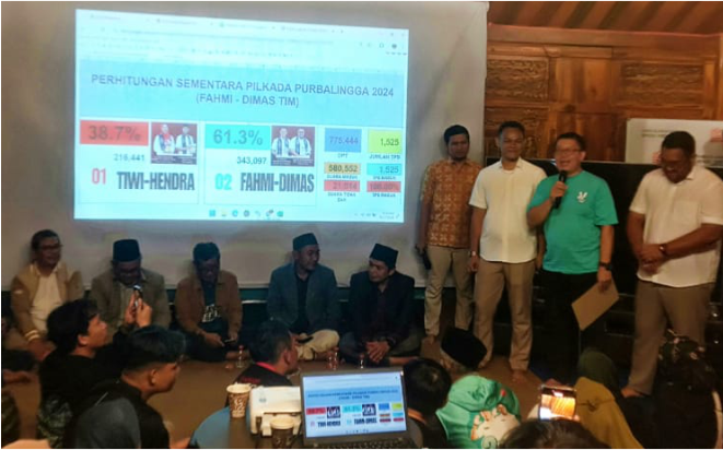 Ketua Tim Pemenangan Fahmi-Dimas, Karsono, saat mendeklarasikan kemenangan mutlak pasangan calon Bupati dan Wakil Bupati Kabupaten Purbalingga nomor urut 02, Fahmi Muhammad Hanif (Fahmi) dan Dimas Prasetyahani (Dimas), dalam Pemilihan Kepala Daerah (Pilkada) 2024, di Pendopo Semar, komplek Perumahan GPA, Karangsentul pada Rabu 27 November 2024 malam.