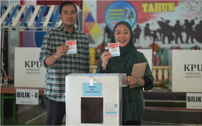 Dyah Hayuning Pratiwi (Tiwi) dan suaminya, Rizal Diansyah usai menggunakan hak pilih dalam Pilkada Serentak tahun 2024, di TPS 009, Kelurahan Purbalingga Lor, Rabu 27 November 2024. Dyah Hayuning Pratiwi (Tiwi) dan suaminya, Rizal Diansyah usai menggunakan hak pilih dalam Pilkada Serentak tahun 2024, di TPS 009, Kelurahan Purbalingga Lor, Rabu 27 November 2024.