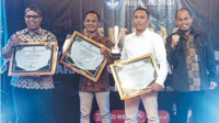 Manager Hotel Owabong Purbalingga, Abdi Legowo (dua dari kanan) mewakili Pelaksana Tugas Direktur Utama Perumda Owabong Purbalingga, Eko Susilo usai menerima Penghargaan Kebahasaan dan Kesastraan 2024 dari Kepala Balai Bahasa Provinsi Jawa Tengah, Syarifuddin (paling kanan) di Hotel Wijil Ungaran, Sabtu 23 November 2024 Manager Hotel Owabong Purbalingga, Abdi Legowo (dua dari kanan) mewakili Pelaksana Tugas Direktur Utama Perumda Owabong Purbalingga, Eko Susilo usai menerima Penghargaan Kebahasaan dan Kesastraan 2024 dari Kepala Balai Bahasa Provinsi Jawa Tengah, Syarifuddin (paling kanan) di Hotel Wijil Ungaran, Sabtu 23 November 2024