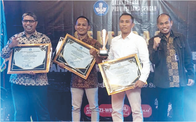 Manager Hotel Owabong Purbalingga, Abdi Legowo (dua dari kanan) mewakili Pelaksana Tugas Direktur Utama Perumda Owabong Purbalingga, Eko Susilo usai menerima Penghargaan Kebahasaan dan Kesastraan 2024 dari Kepala Balai Bahasa Provinsi Jawa Tengah, Syarifuddin (paling kanan) di Hotel Wijil Ungaran, Sabtu 23 November 2024 Manager Hotel Owabong Purbalingga, Abdi Legowo (dua dari kanan) mewakili Pelaksana Tugas Direktur Utama Perumda Owabong Purbalingga, Eko Susilo usai menerima Penghargaan Kebahasaan dan Kesastraan 2024 dari Kepala Balai Bahasa Provinsi Jawa Tengah, Syarifuddin (paling kanan) di Hotel Wijil Ungaran, Sabtu 23 November 2024