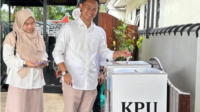 Fahmi Muhammad Hanif (Fahmi) dan Syahzani Syasya Tsania istrinya usai melaksanakan hak pilihnya di Tempat Pemungitan Suara (TPS) 002 Karangsentul, Kecamatan Padamara, Rabu 27 November 2024.