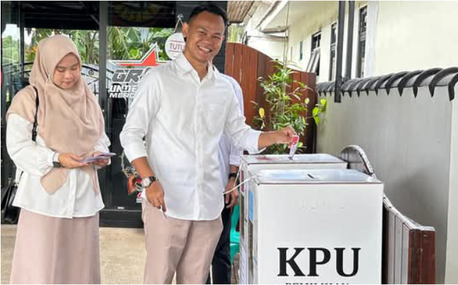 Fahmi Muhammad Hanif (Fahmi) dan Syahzani Syasya Tsania istrinya usai melaksanakan hak pilihnya di Tempat Pemungitan Suara (TPS) 002 Karangsentul, Kecamatan Padamara, Rabu 27 November 2024. Fahmi Muhammad Hanif (Fahmi) dan Syahzani Syasya Tsania istrinya usai melaksanakan hak pilihnya di Tempat Pemungitan Suara (TPS) 002 Karangsentul, Kecamatan Padamara, Rabu 27 November 2024.